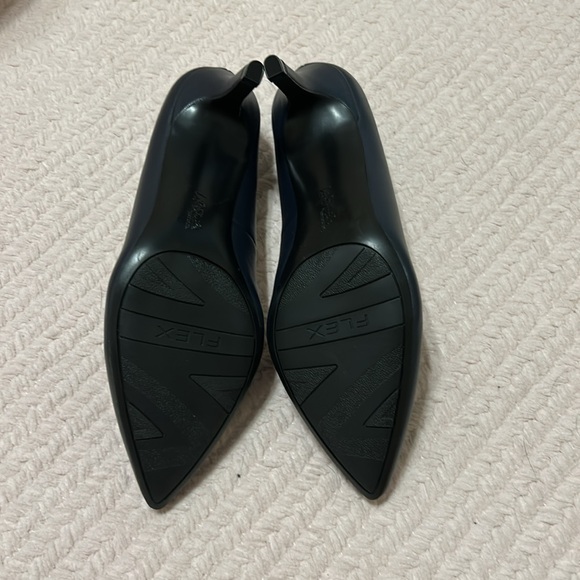 Life Stride Navy Kitten Heels Elegant Design - Picture 3 of 3